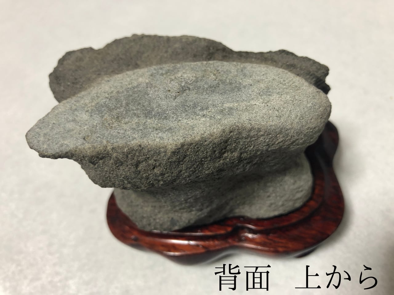 鑑賞用自然石(風速)】姿石(豊似石) 板台付き 鑑賞用自然石(風速)】姿石(豊似石) 板台付き | 水石オンラインショップ