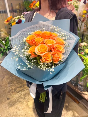 オレンジ薔薇12本とカスミソウのブーケ