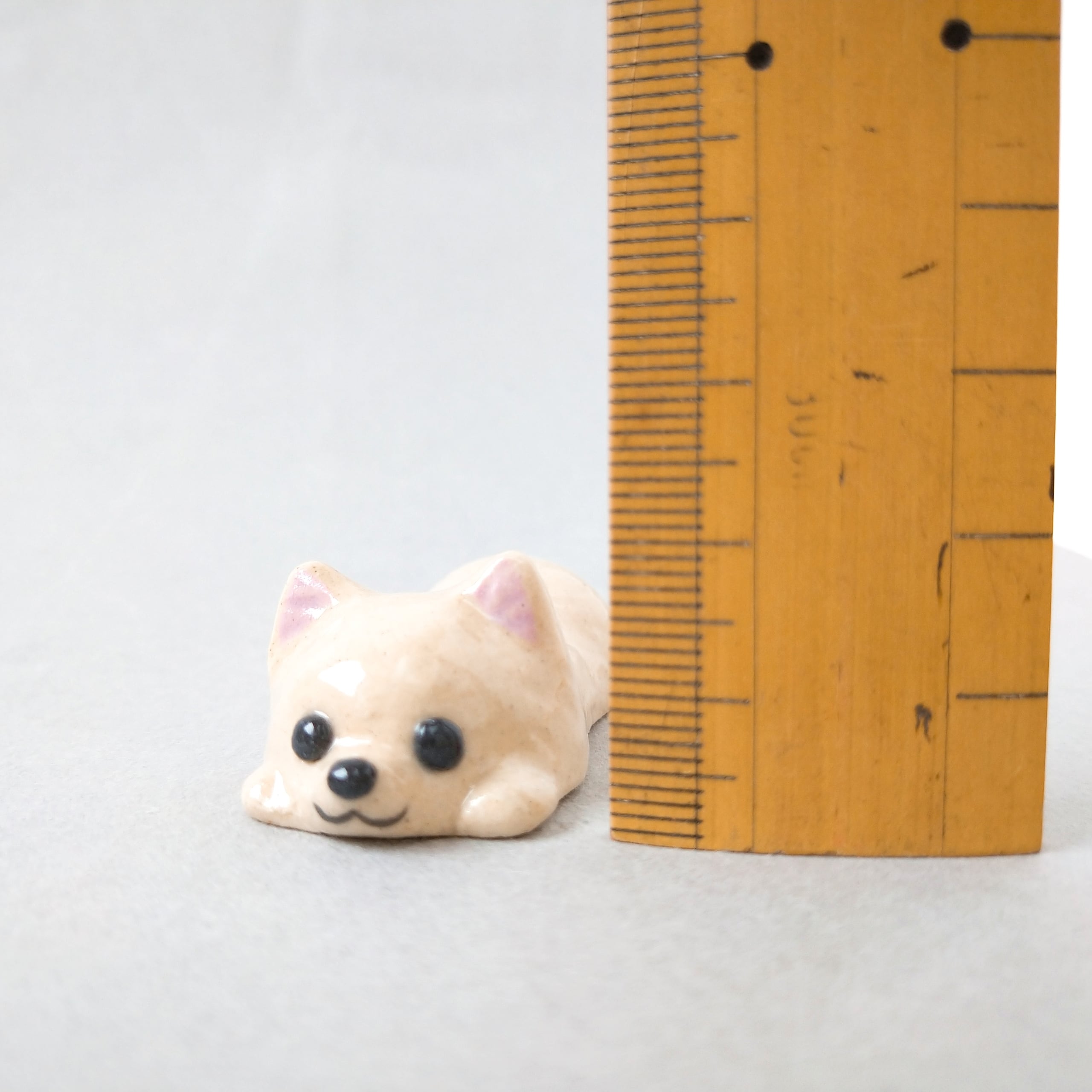 チワワの箸置き(クリーム色）伏せ | 陶器のことり