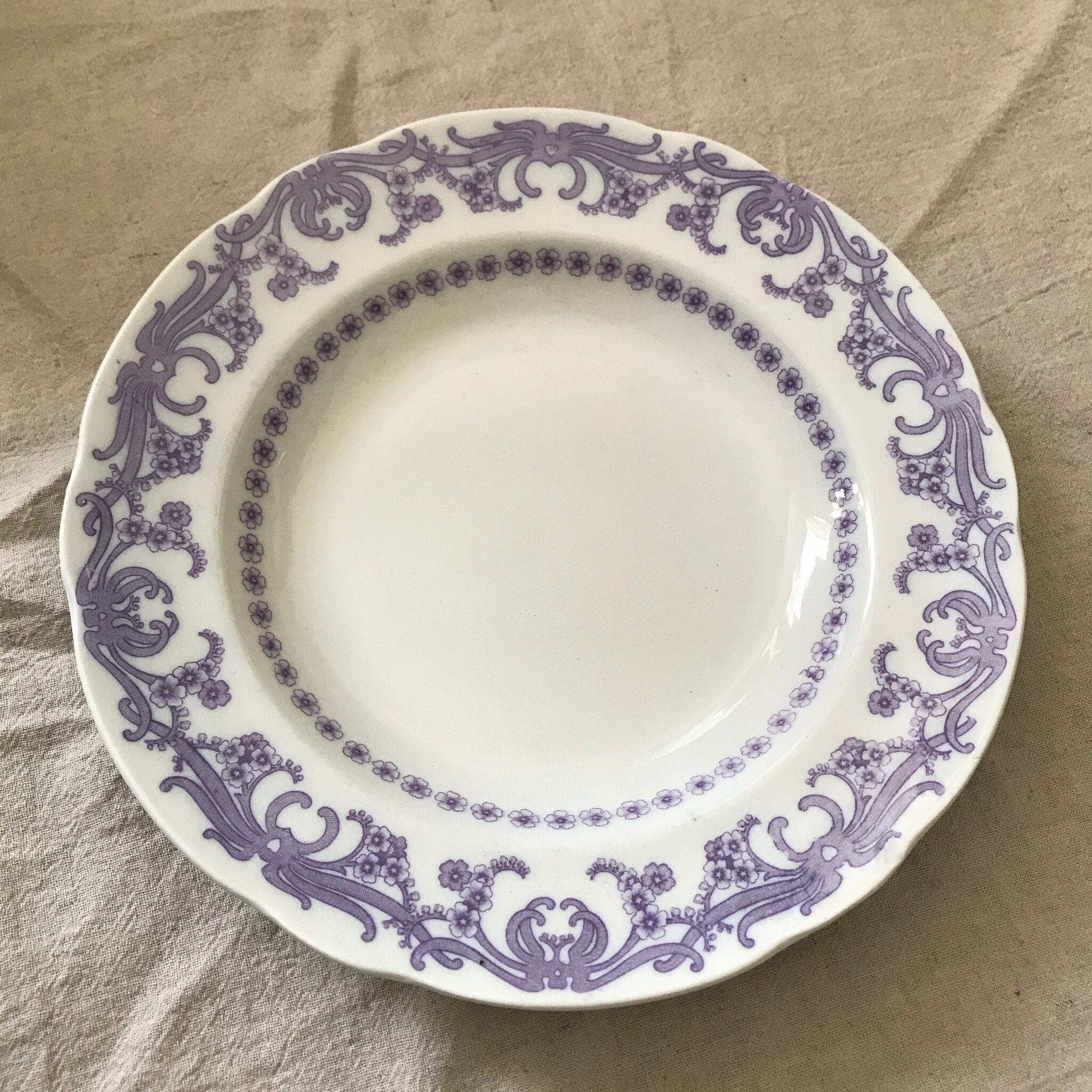 紫色の花模様のスープ皿