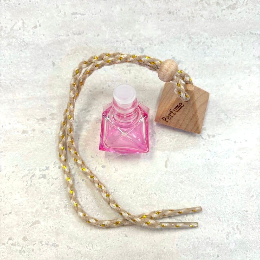 新品・未使用✨ヤングリビング　アロマラックスディフューザー　ピラミッド型 吊り下げ ディフューザー 《ピンク 》】 ダイヤモンド ウッド