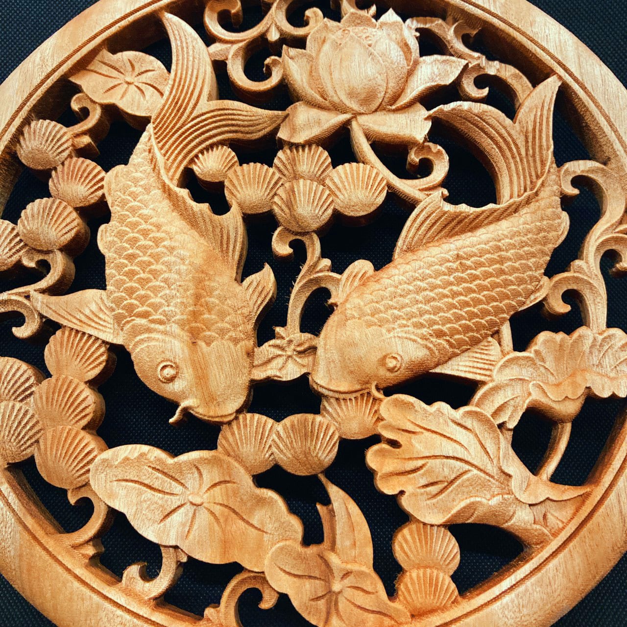 双魚戯蓮 （鯉・蓮・水草） | 月下蓮華彫刻堂