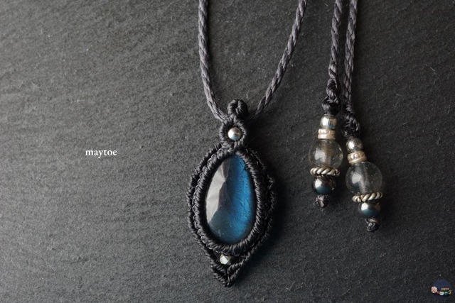 宝石質ブラックラブラドライトのマクラメネックレス - 漆黒 -