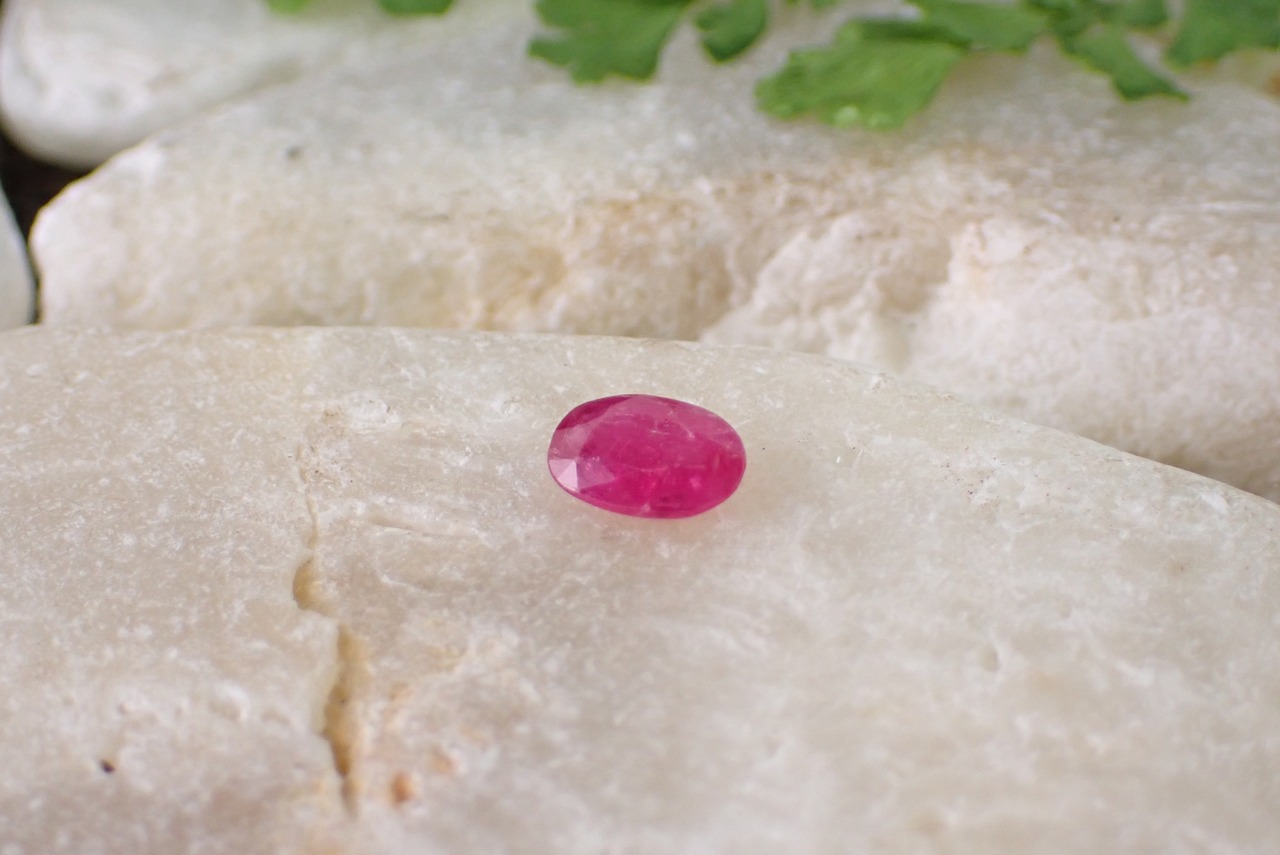 ビルマ産ルビー　0.66ct　[C8‐163]