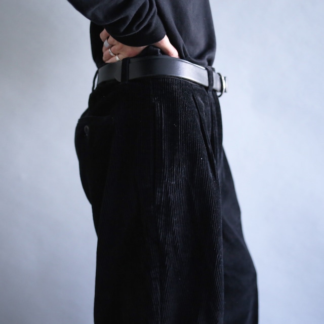 2-tuck tapered silhouette black corduroy super wide pants