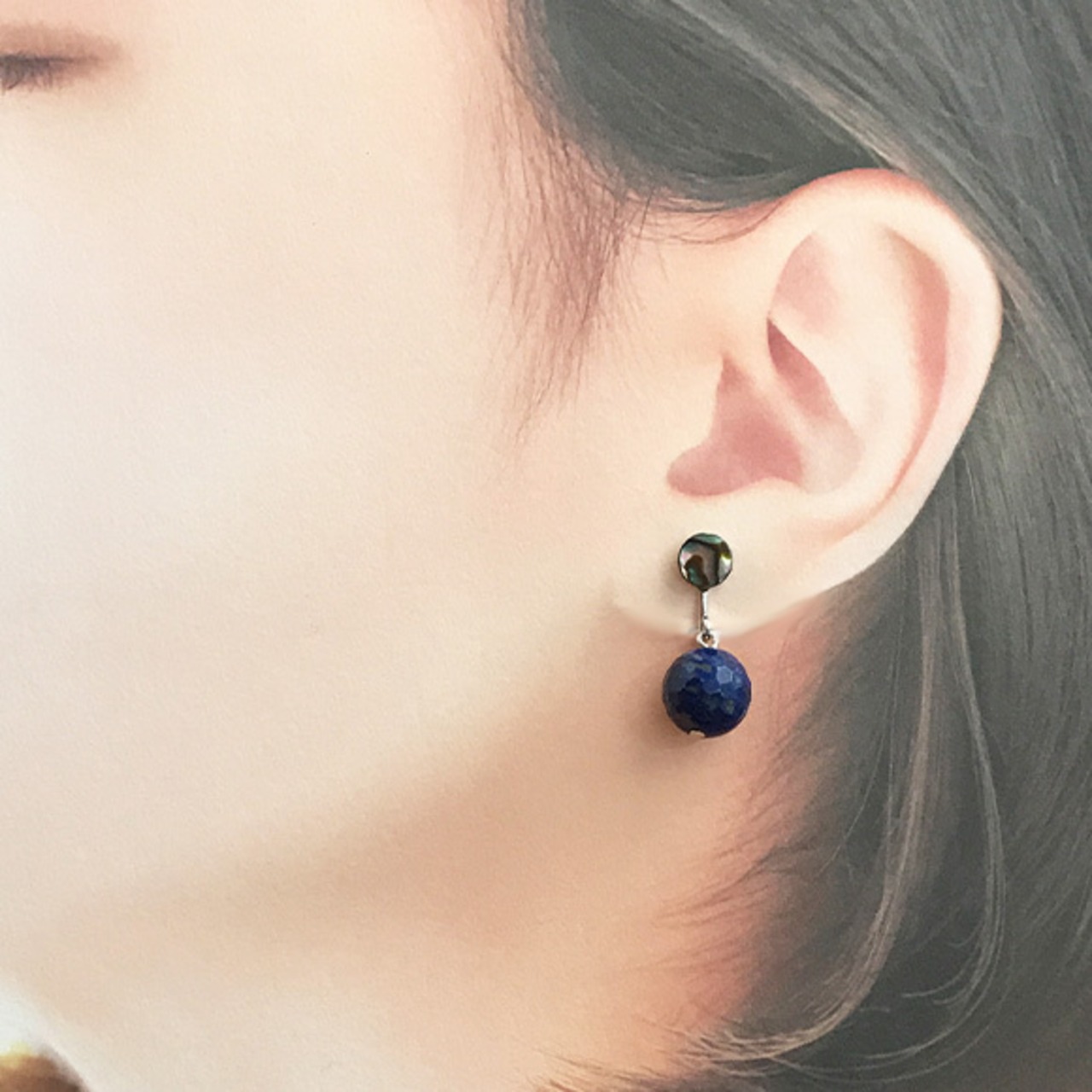繊細に光を反射！ シェル・ラピスラズリ ピアス イヤリング mm1100