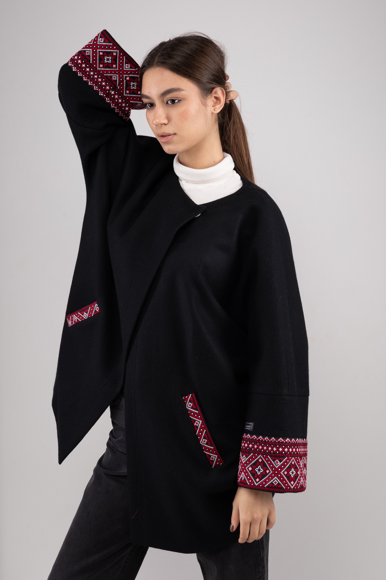 ウクライナ産プレミアムウール100%セミロングコート（黒）クロスステッチ　手刺繍 - 17