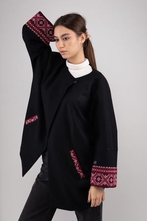 ウクライナ産プレミアムウール100%セミロングコート（黒）クロスステッチ　手刺繍