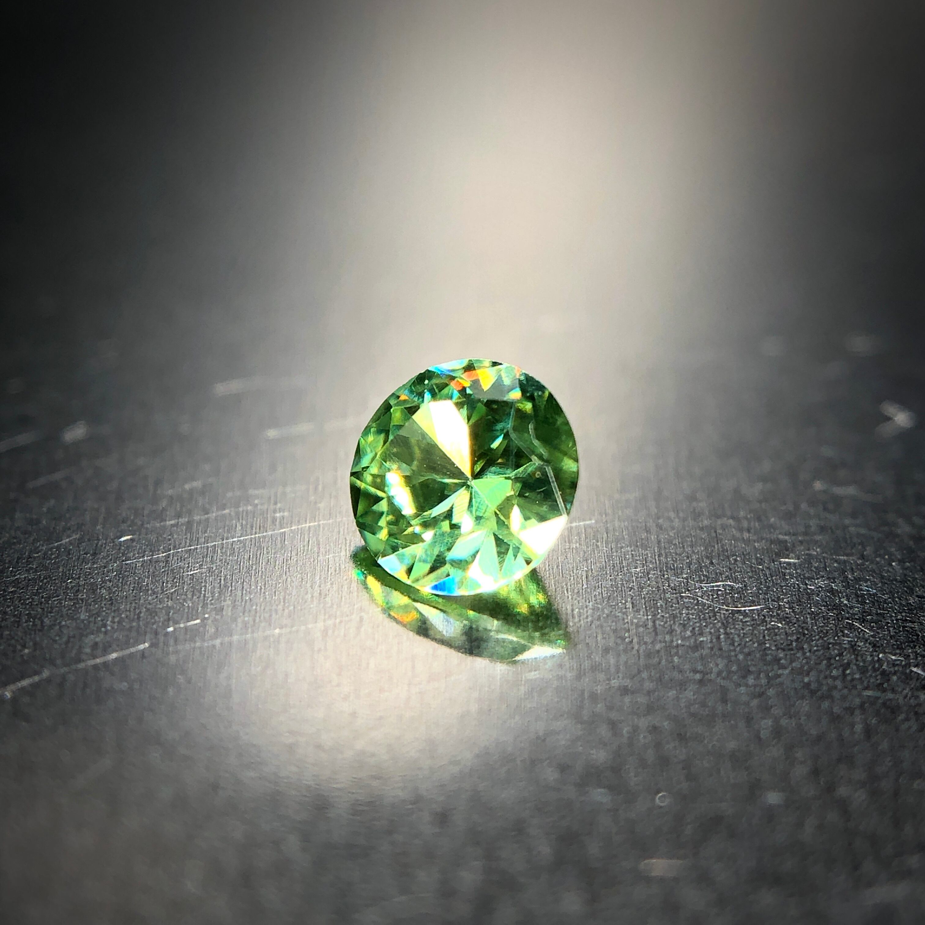 爽やかな若草色と虹色の煌めき 0.16ct 天然 デマントイドガーネット