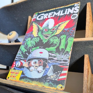 送料無料!ちょうどいいブリキ看板【 Gremlins ( グレムリン )】ギズモ ヘルメット / ストライプ / METAL SIGN / メタルサイン / ブリキ看板 / サインボード / ビンテージ加工 〚アメリカン雑貨 アメトイ〛