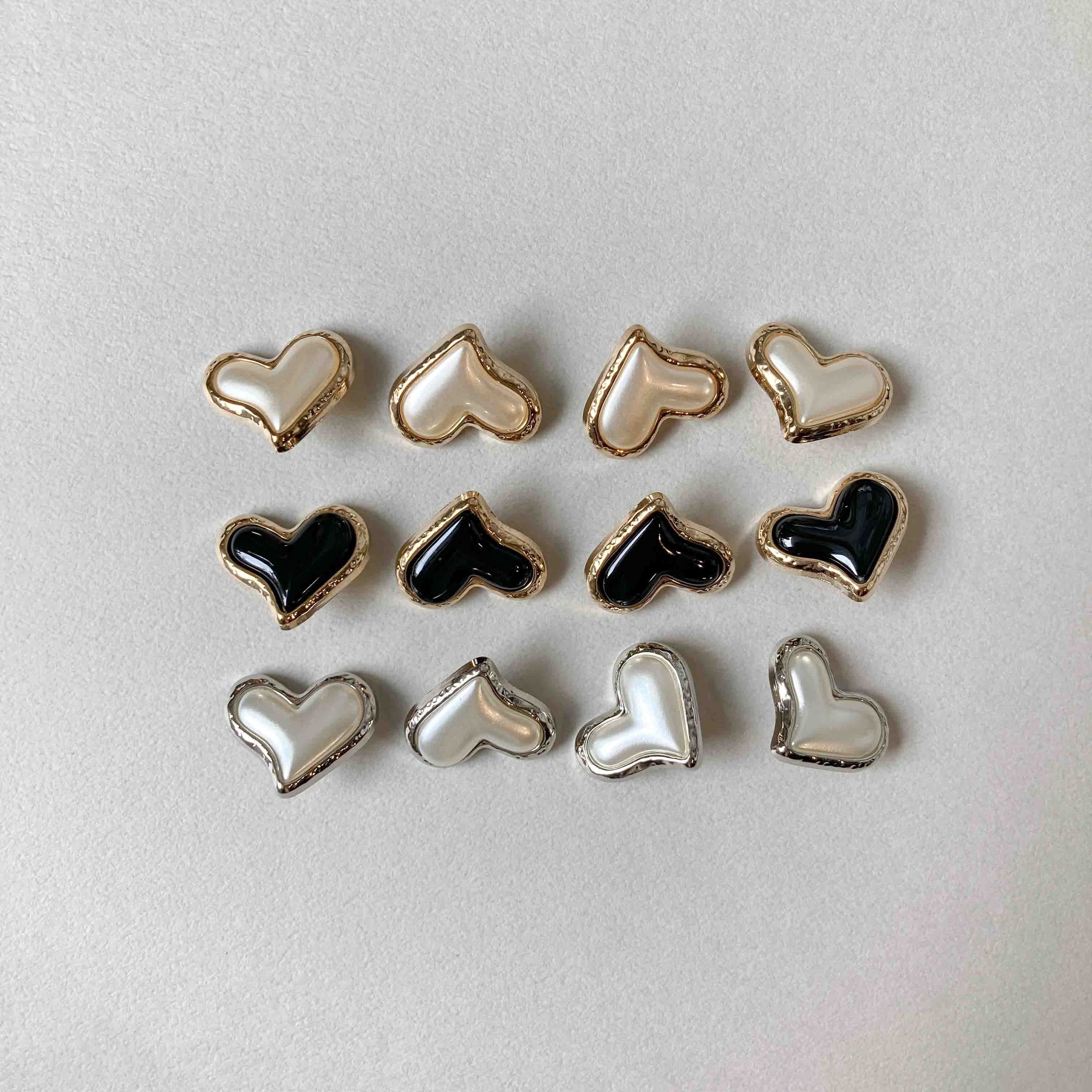 〈新色追加〉でこぼこニュアンス縁の歪ハートボタンS(21mm)