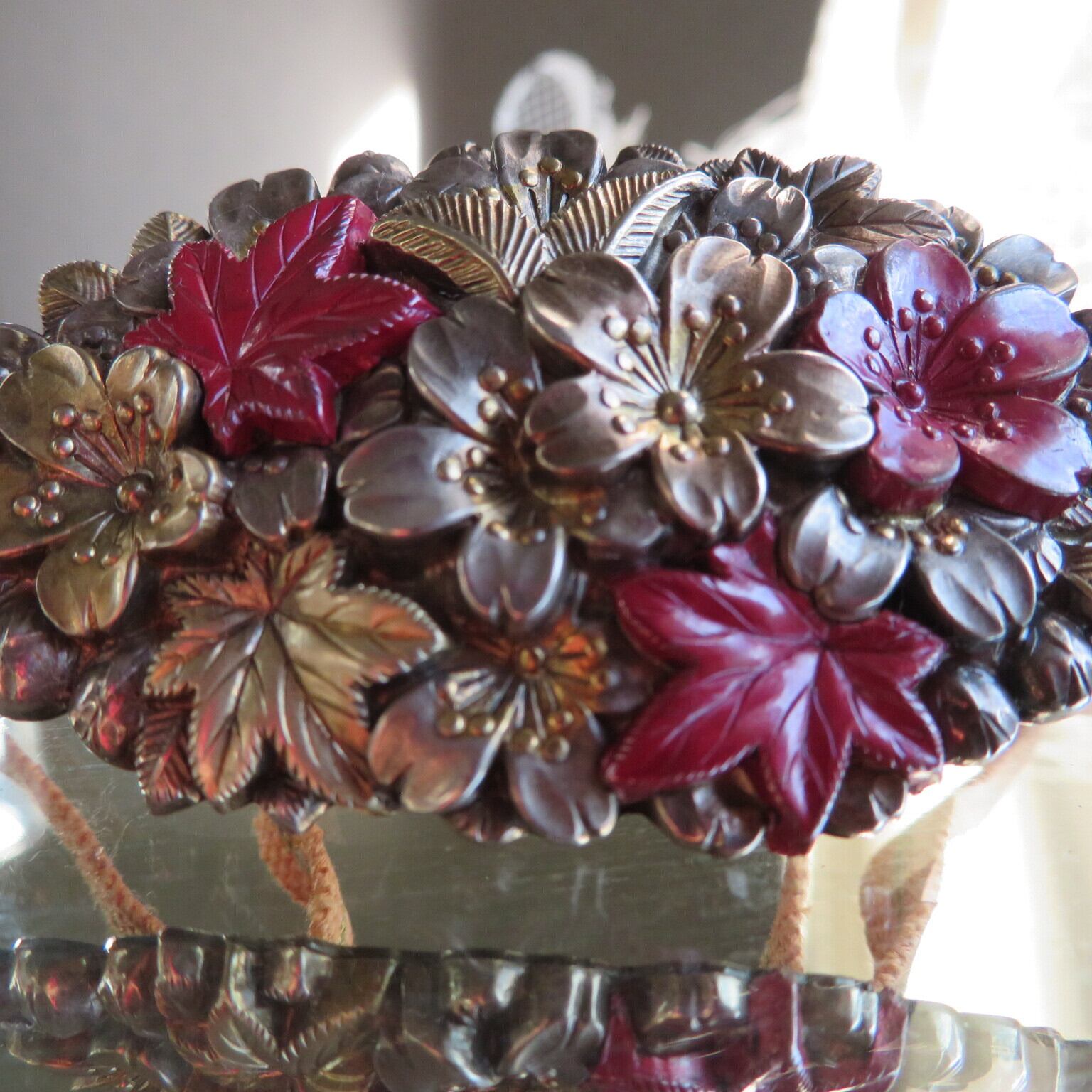 アンティーク　桜楓散らし雲錦の大きな帯留め