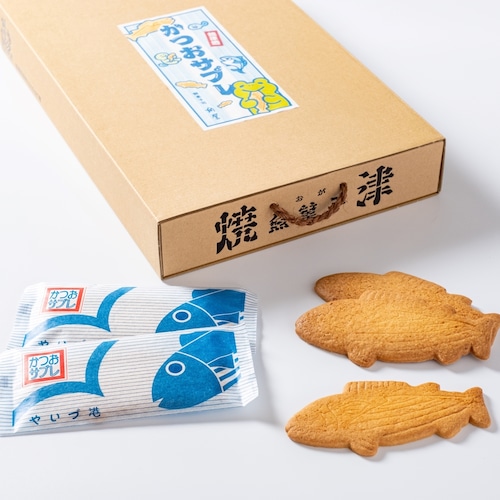 【焼津市】御菓子司 角屋　トロ箱入りかつおサブレ（30枚）とオリジナルミニトートセット[Yaizu City] Kadoya, confectioner	 Bonito sablé (30 pieces) in toro box and original mini tote set