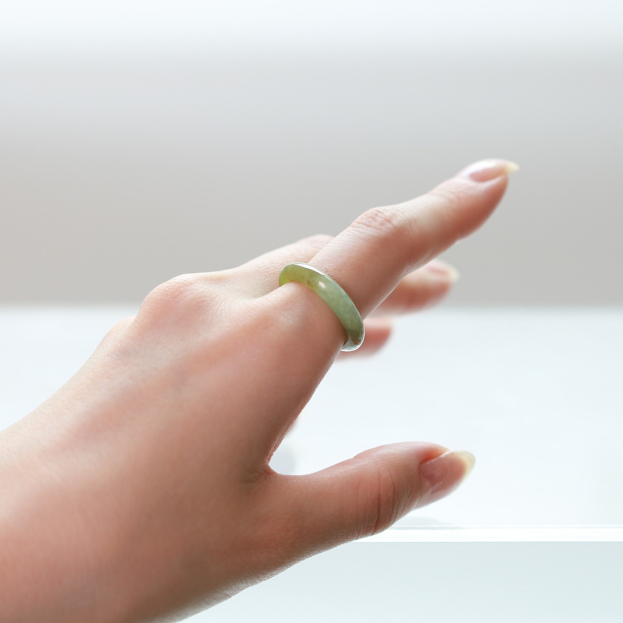 【12号】 色合いが美しい 翡翠くり抜き甲丸リング A貨翡翠 jd_rg2445