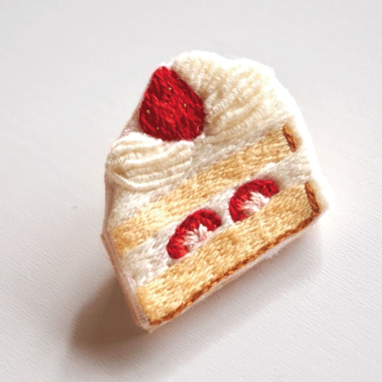 SUZURANDOU】苺のショートケーキの手刺繍ブローチ | アトリエメグリ