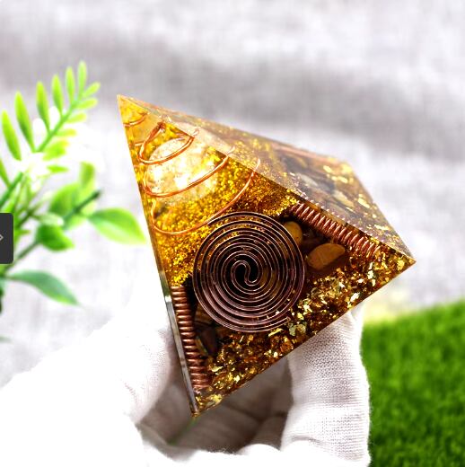金箔を贅沢に使用】ピラミッド型オルゴナイト うずまき状の銅線 高さ 