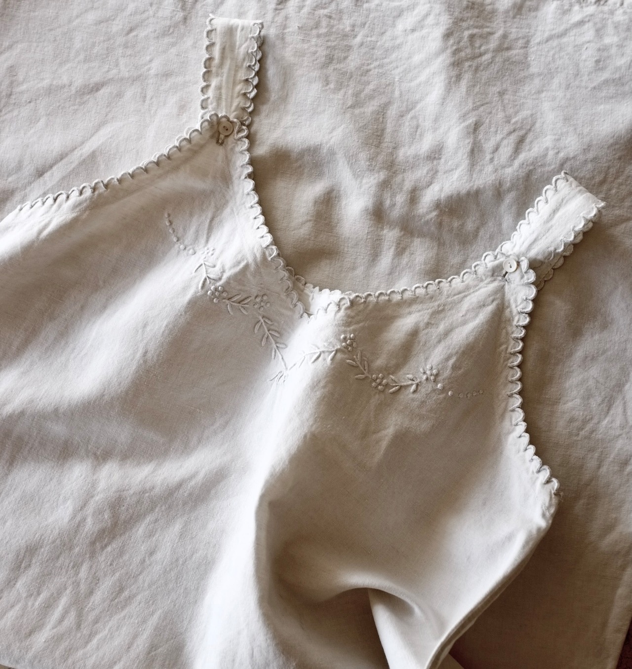 フランスアンティーク 1900s 貝の行進と蔦葉に咲くモノグラムのあるワンピース