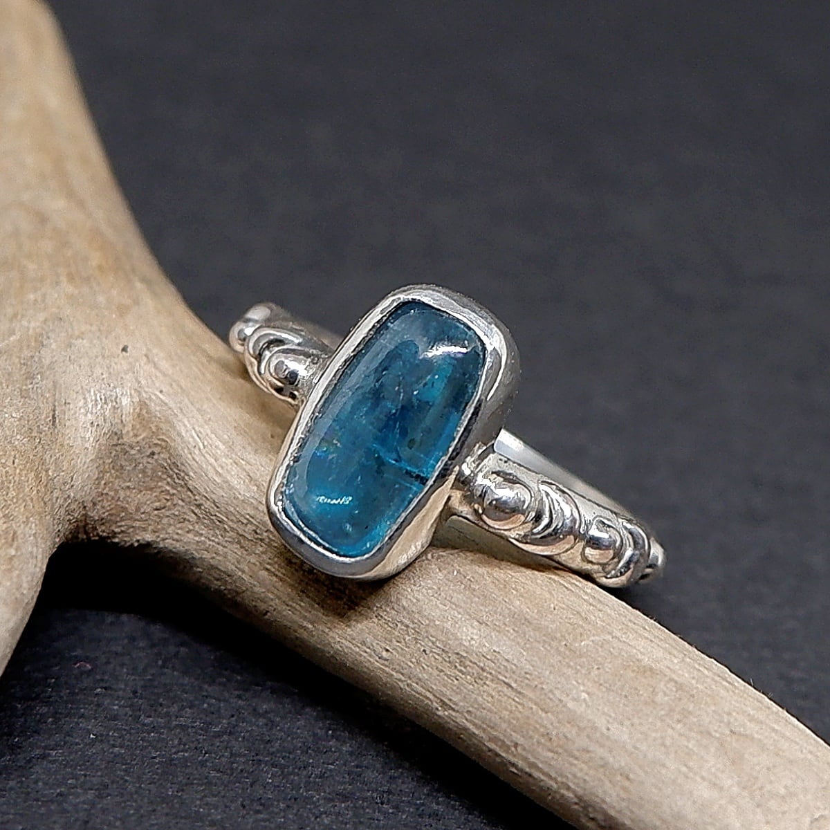 シーグリーンカイヤナイトのデザインリング 約11号 ～深い森の泉