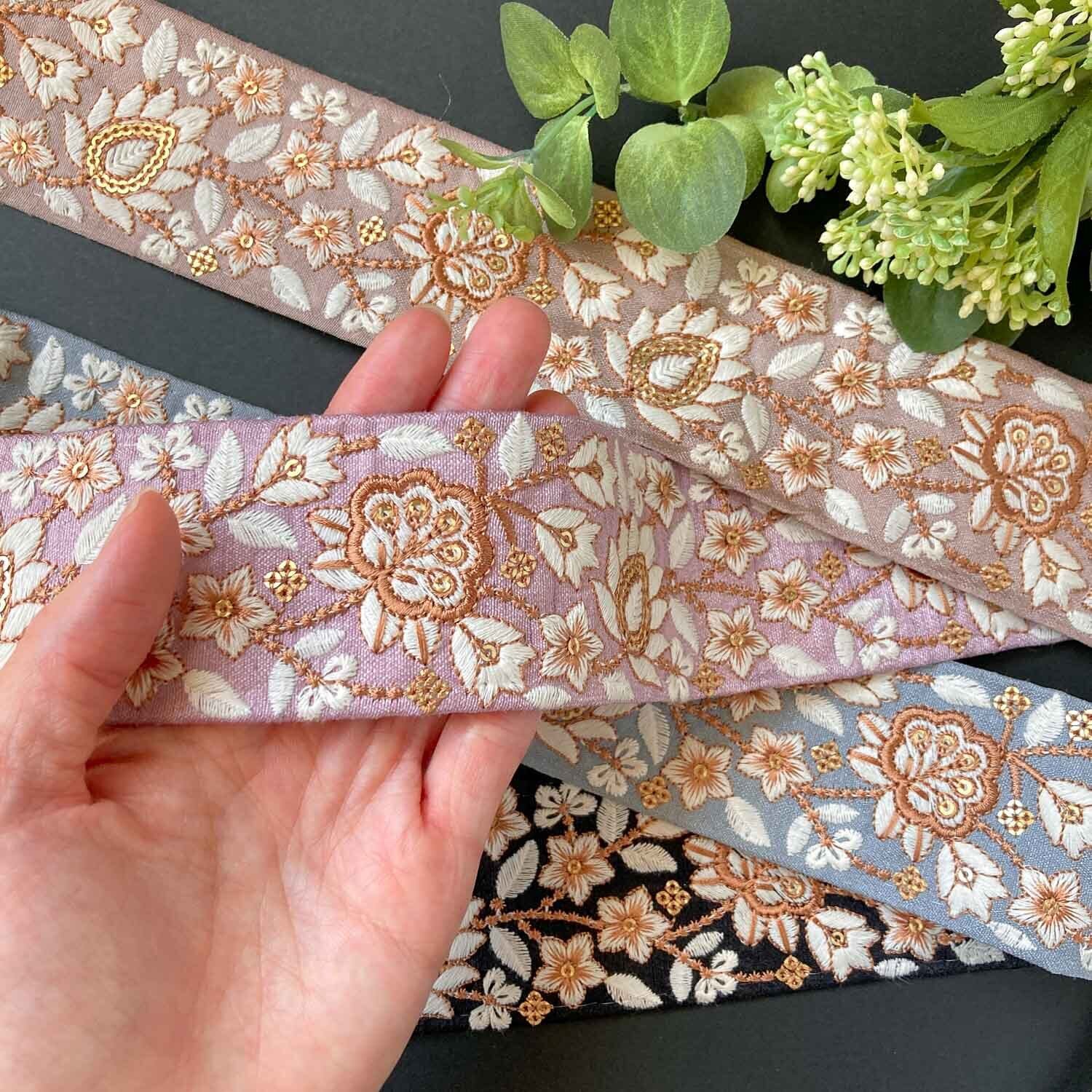 タンカラーライン縁白花のインド刺繍リボン（50cm〜） | Dua