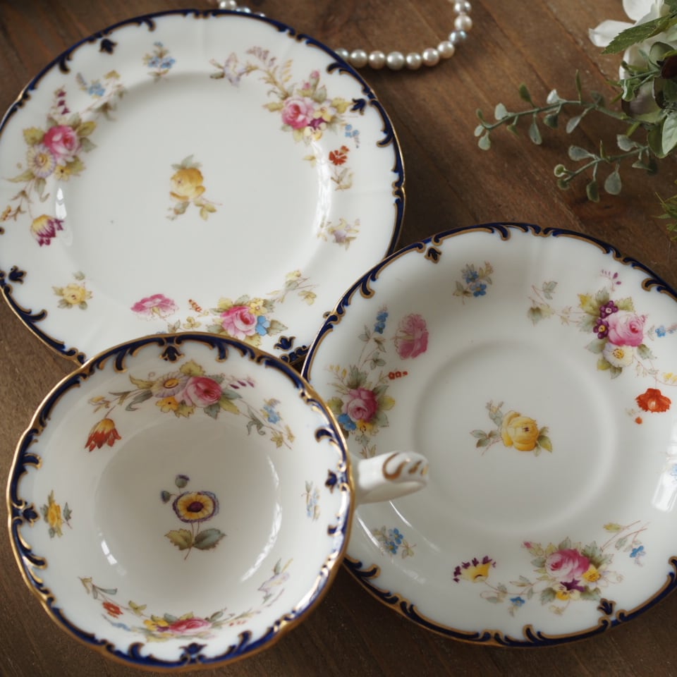 英国コウルドン 金彩と薔薇のブーケが咲く優雅なトリオセット（カップ