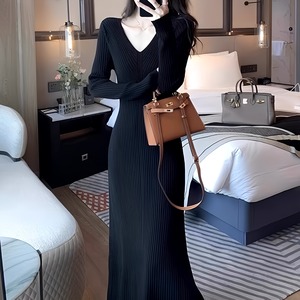 Vネックロングワンピース