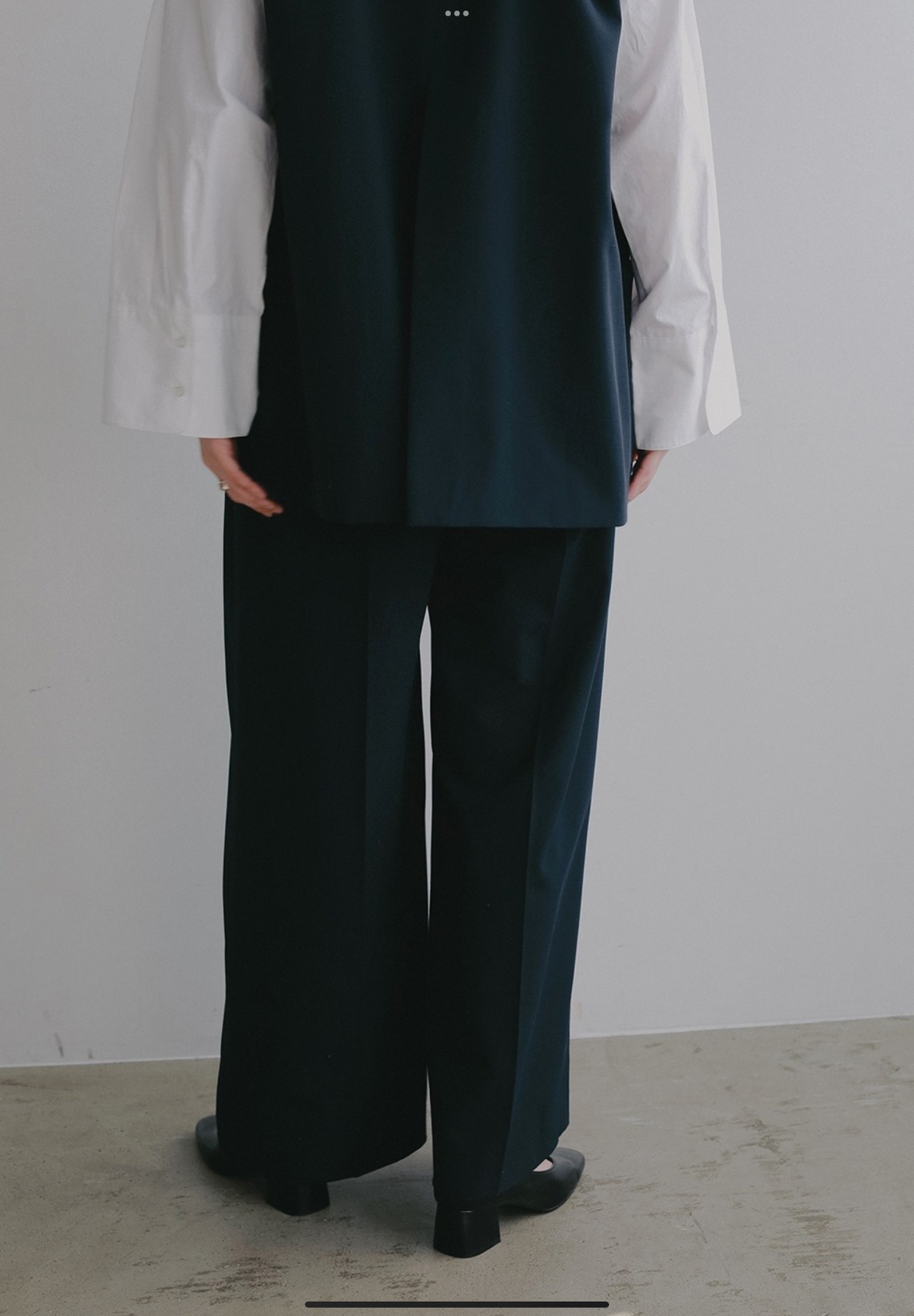 MANOF BELTED IN−TUCK WIDE PANTS NAVY