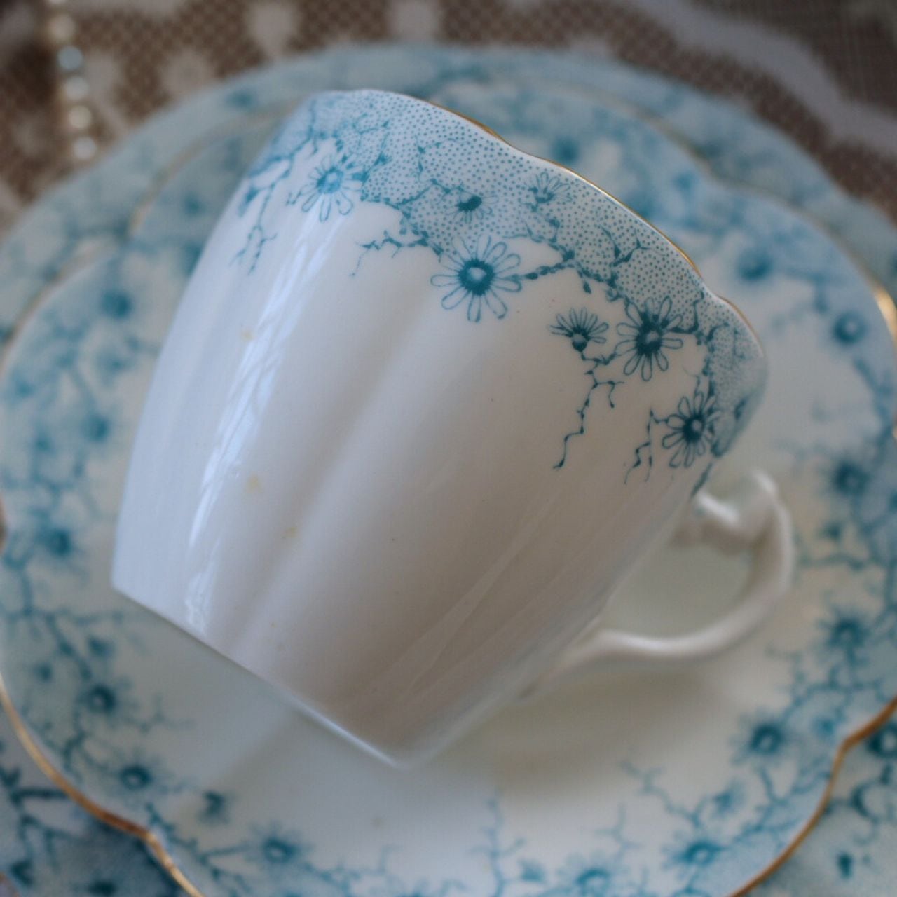 訳あり 英国シェリー リリーシェイプ 淡いブルーのデイジー柄 トリオD