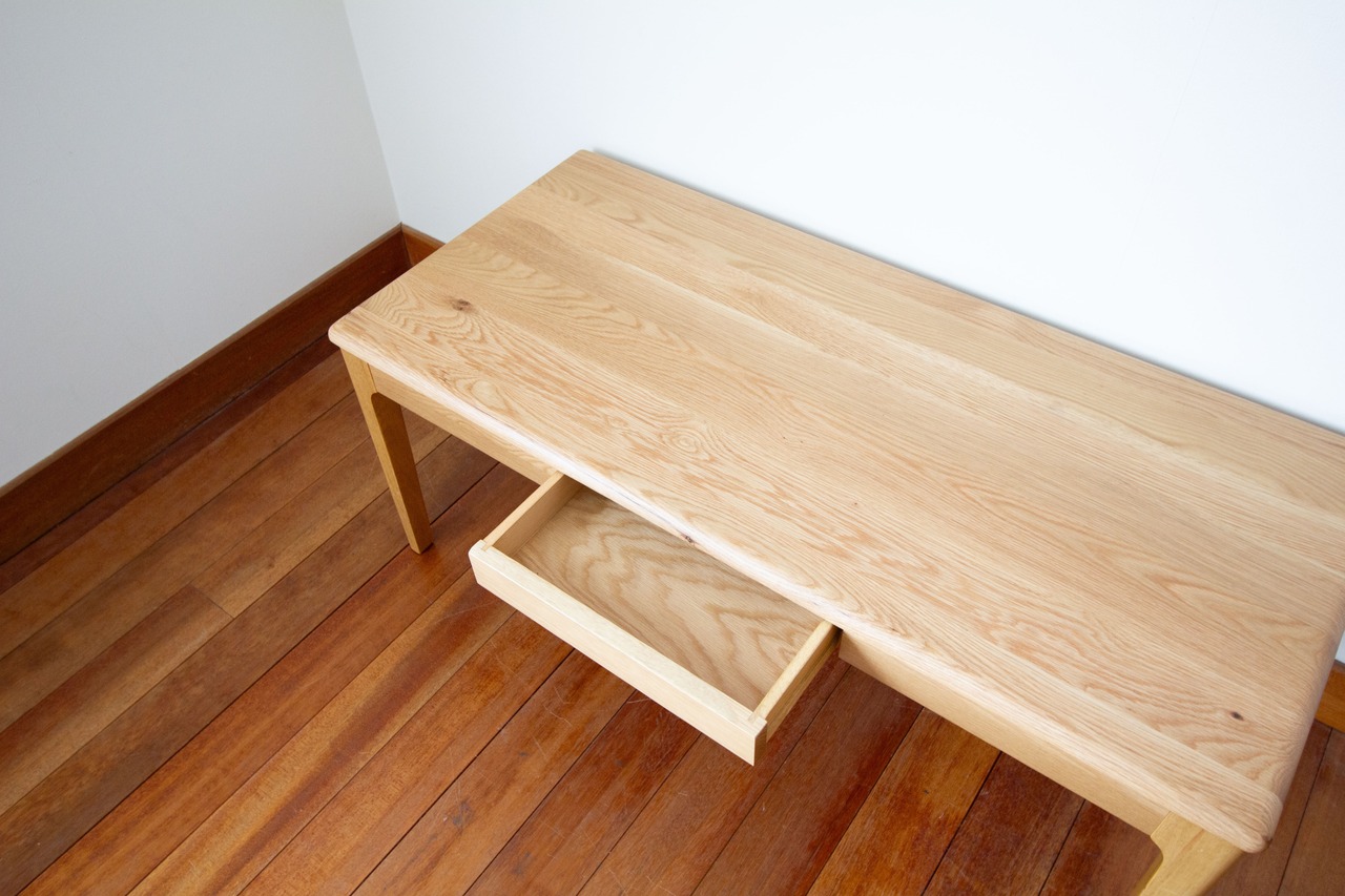 お気に入りのリビングテーブルで優しい雰囲気に。　ホワイトオーク材/引出し付き