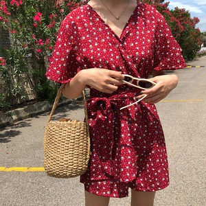 小花柄オールインワン　ワンピース風　ショートパンツ　半袖　Vネック　ミニ丈