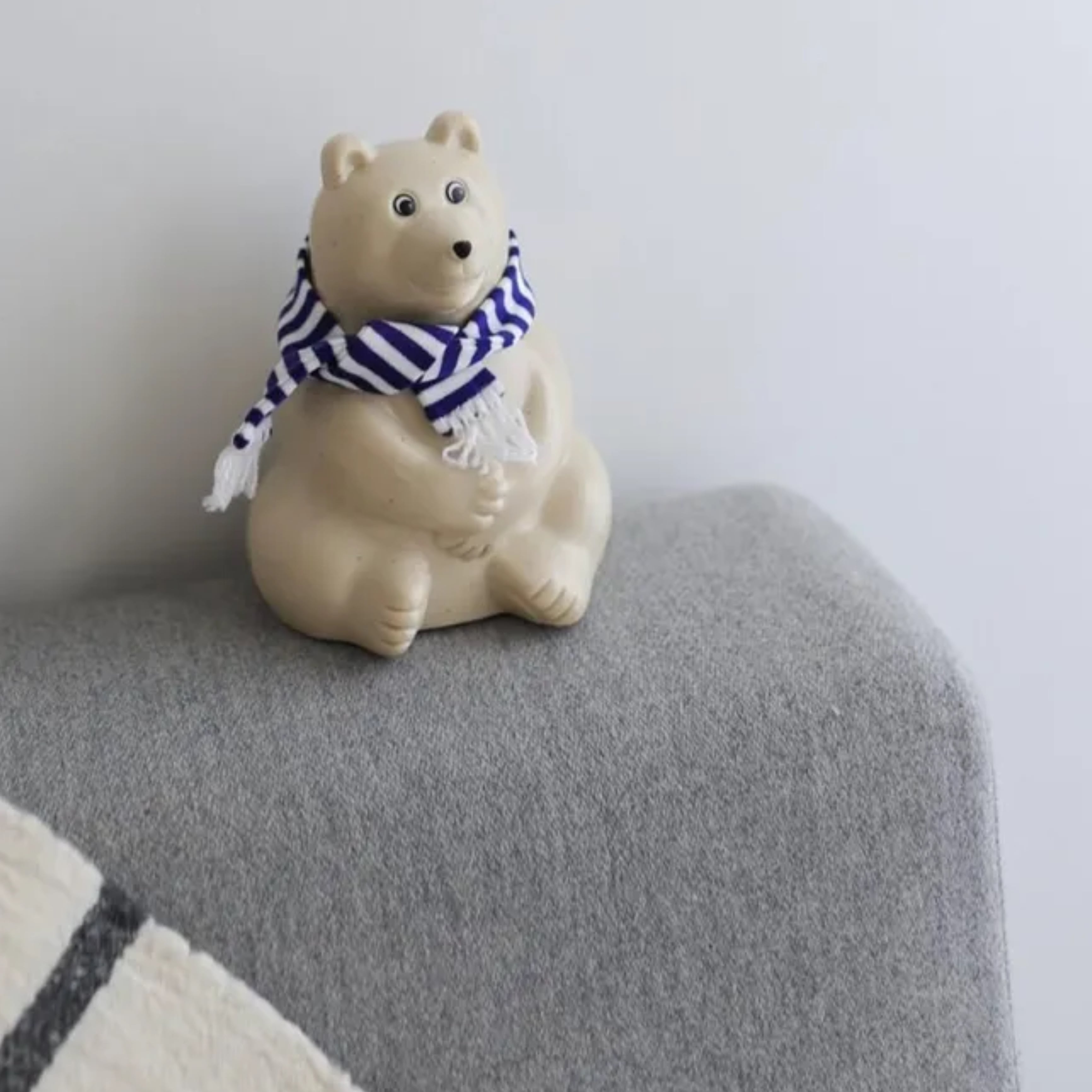 クマ PLASTEP フィンランド 白くま貯金箱 / 2025年限定マフラー付き | Zakka