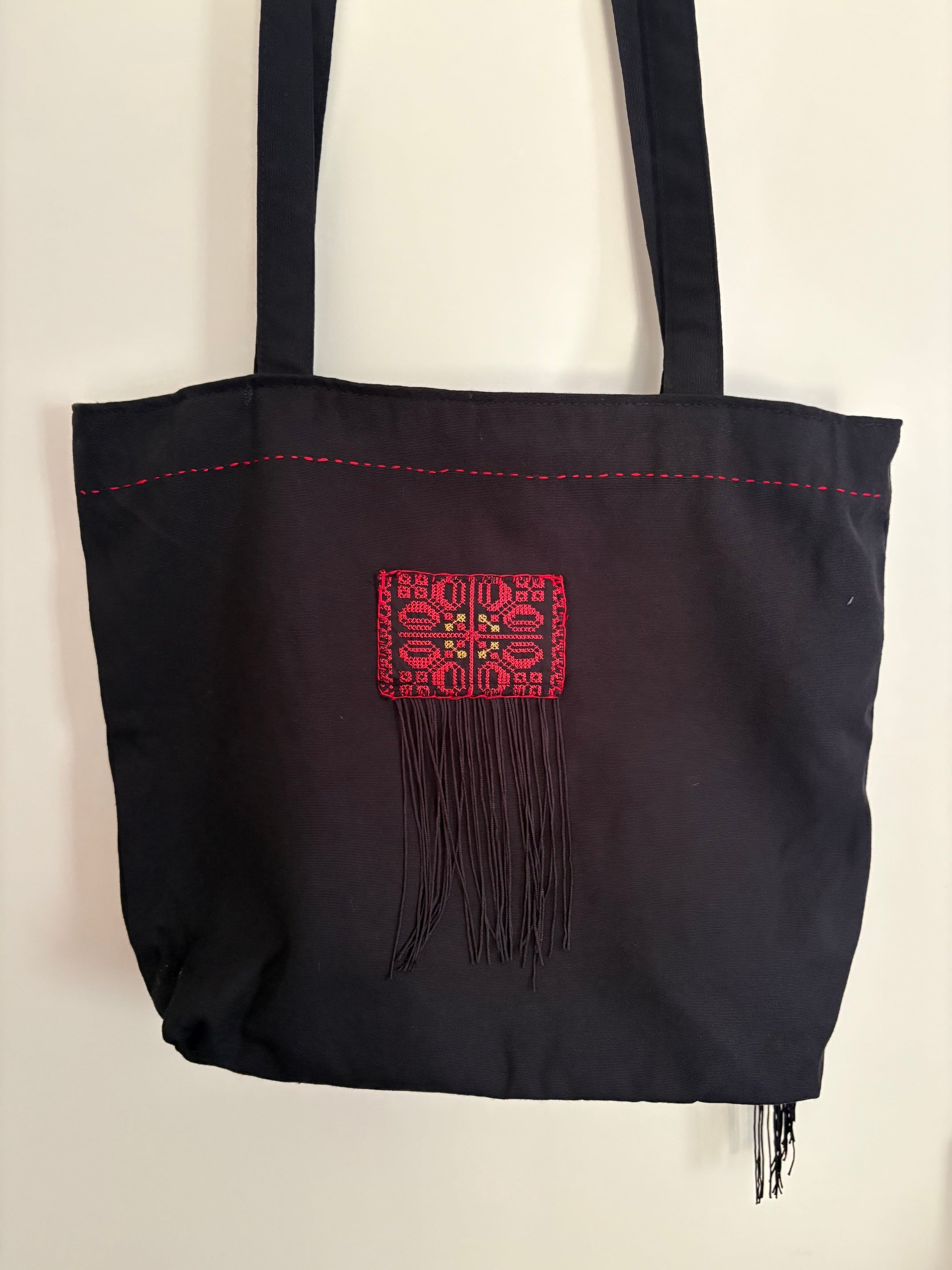 【アラビア語の詩を刺繍したトート:マイスーンさんのイドリブ工房 Made in Free Syria】