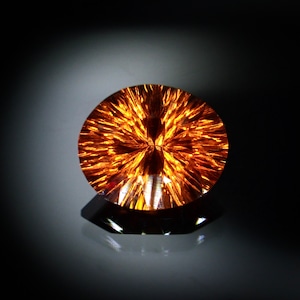 【Radiant Kiriko Cut™️】情熱の炎、光の誘惑　0.69ct 天然マンダリンガーネット