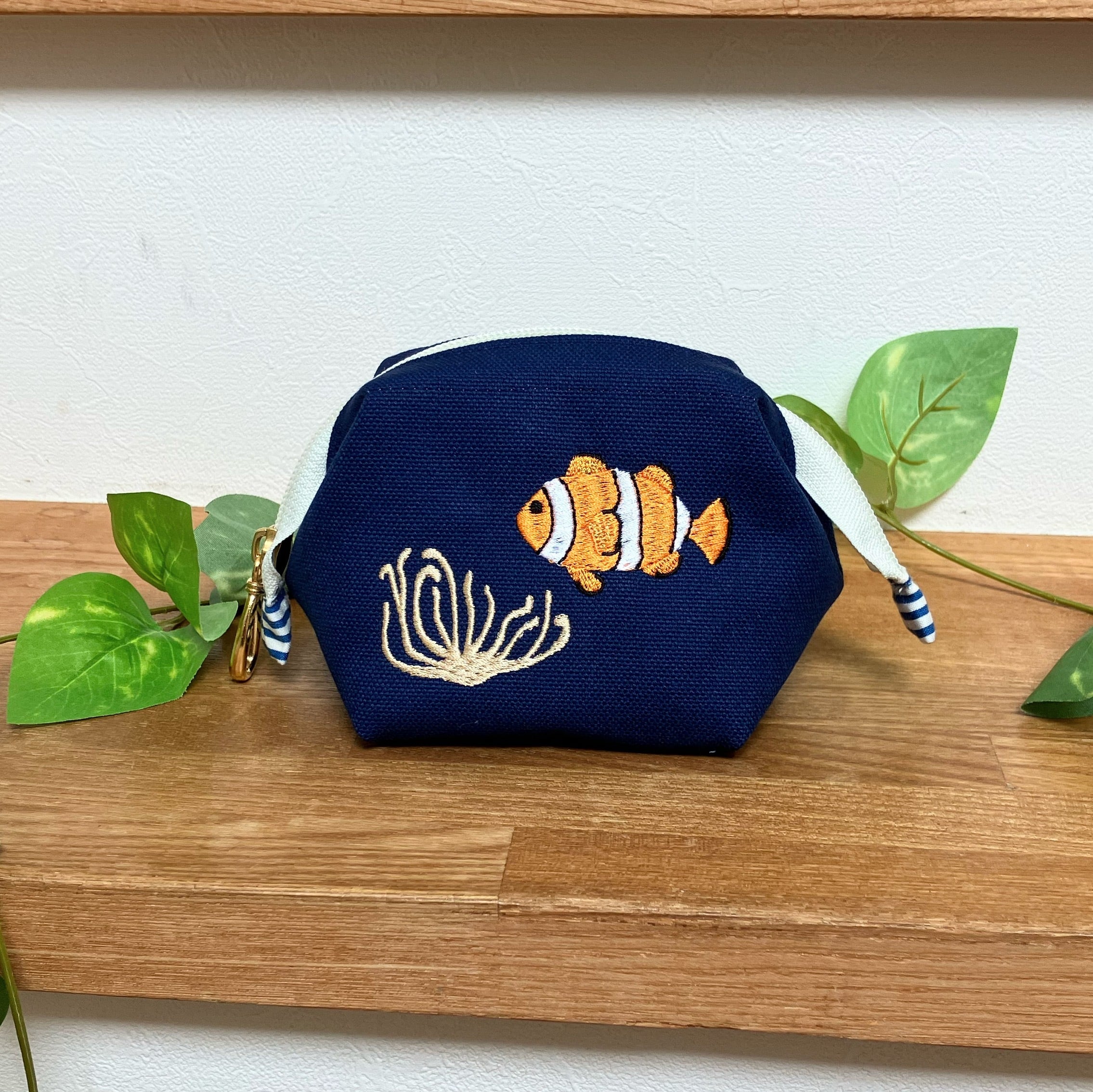 刺繍のワイヤーポーチ Sサイズ〈カクレクマノミ/ネイビー・ミント