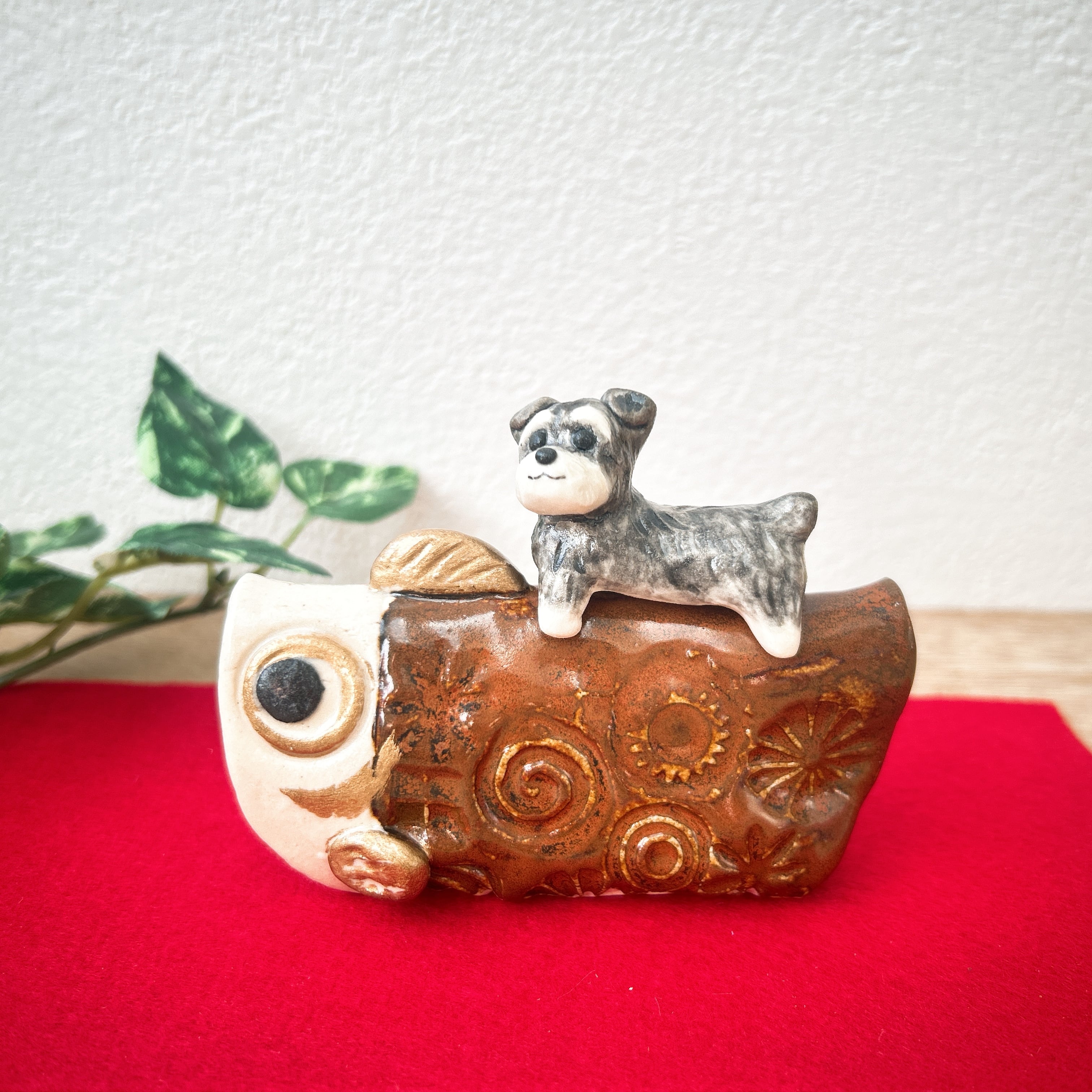 ミニチュアシュナウザーと陶鯉のぼり