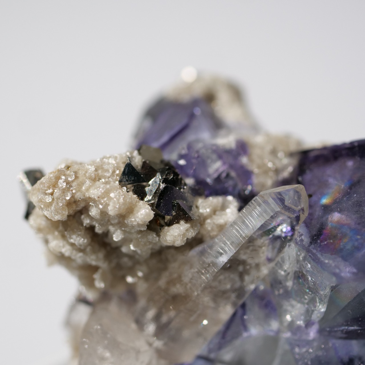 ヤオガンシャン産 フローライト 共生 / 原石 標本