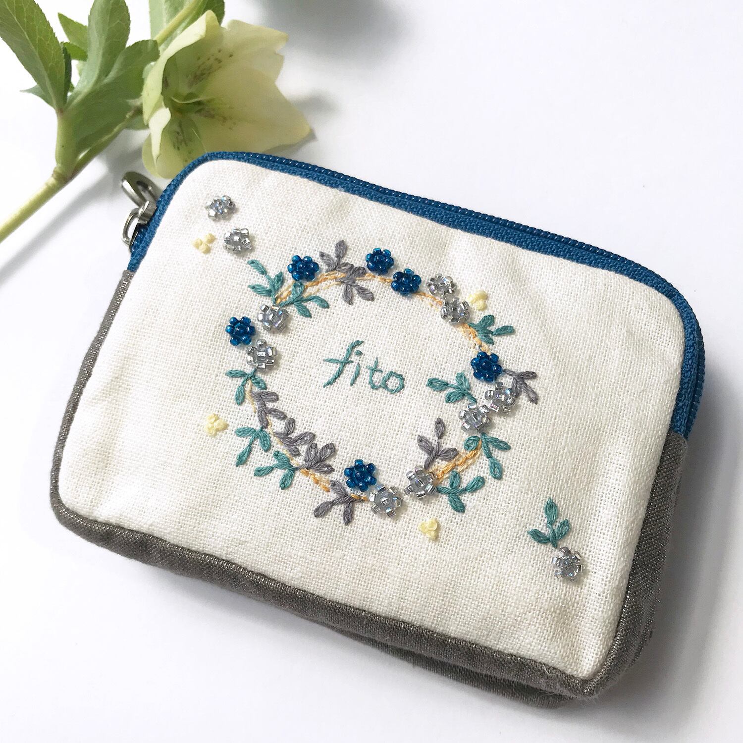 手刺繍 Wのポーチ プチプチ花リース F I T O フィト