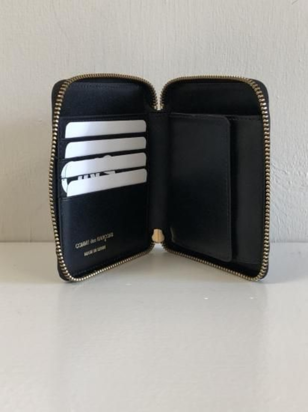 【COMME des GARCONS WALLET】HUGE LOGO ZIP WALLET