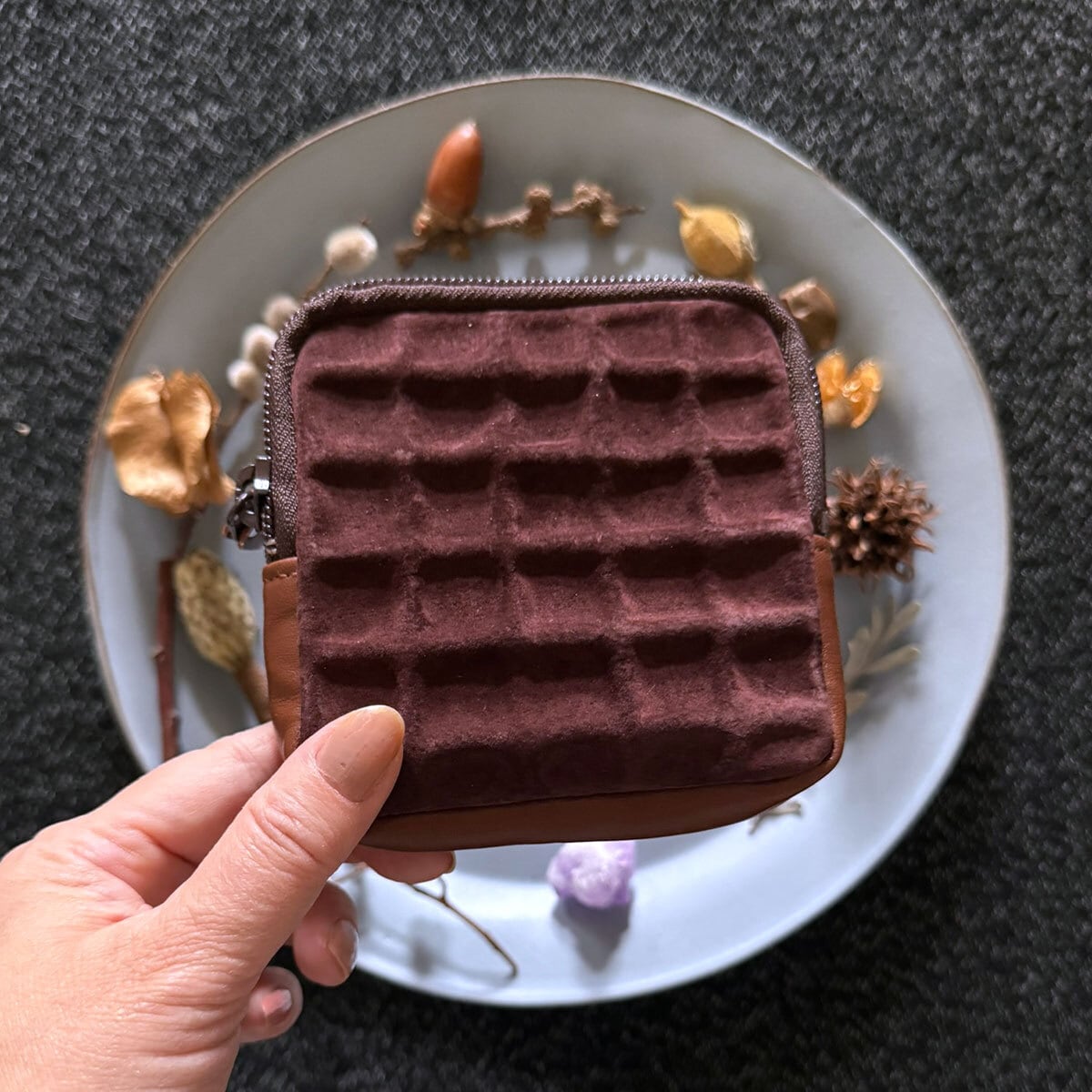 特別版:革のワッフル・スクエアポーチ(チョコ)