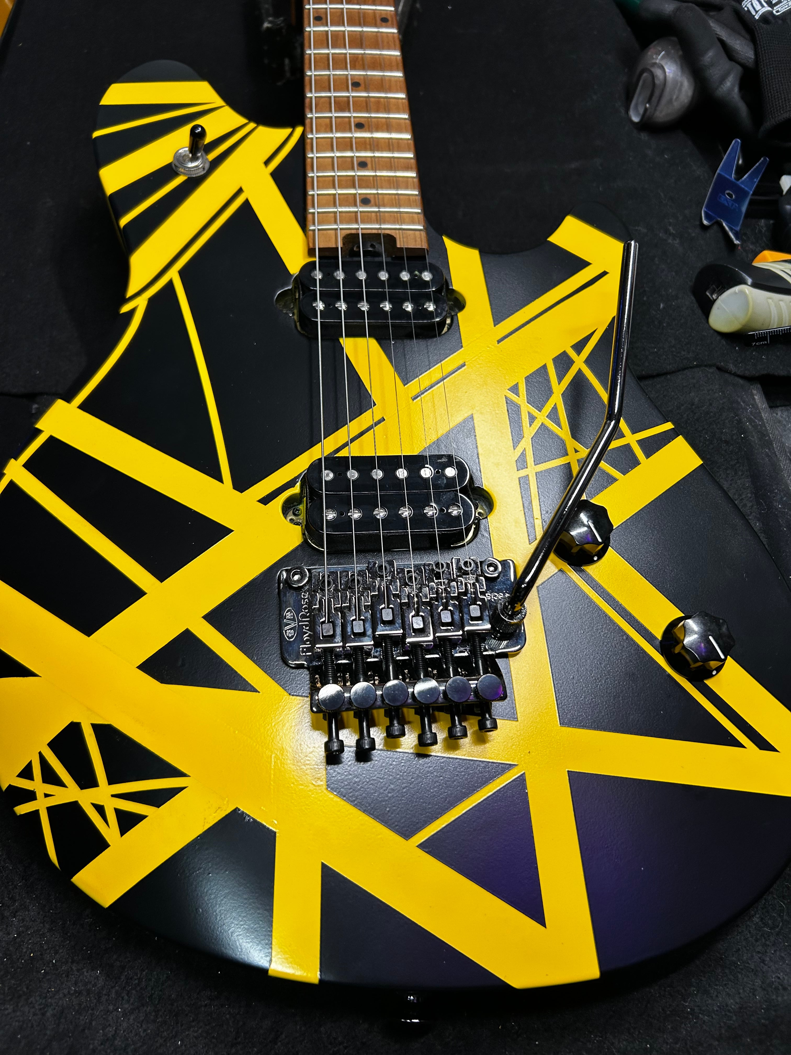 EVH Wolfgang STD.をベースにbumblebeeリフィニッシュ！ EVH Wolfgang STD.をベースにしたbumblebeeリフィニッシュ❗️ | LEG