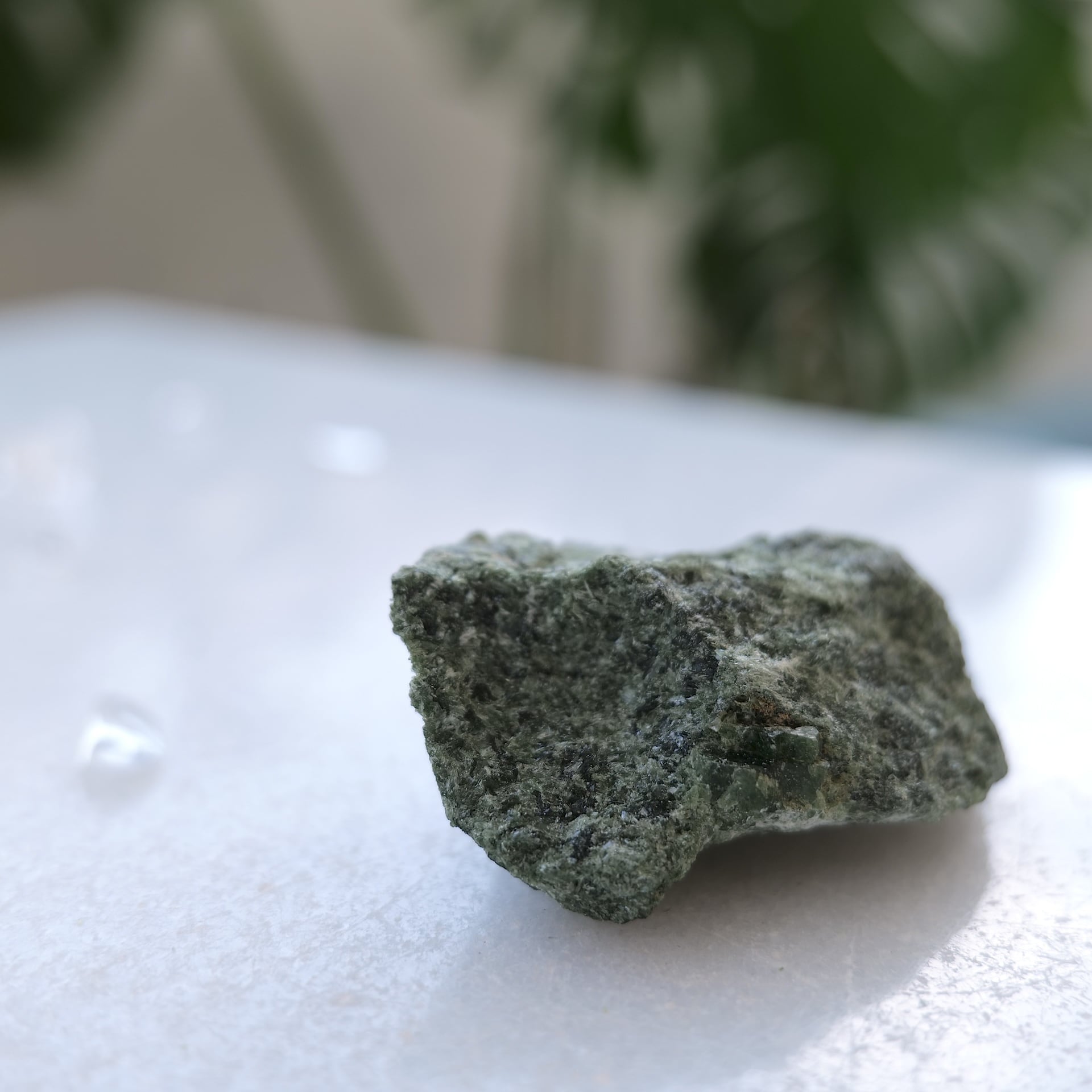 ダイオプサイド原石水晶 T26_12【地球の生命力を宿したグリーンクリスタル】
