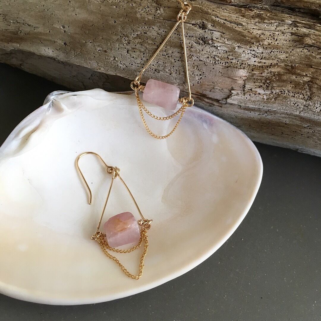 ローズクォーツのトライアングルチェーンピアス