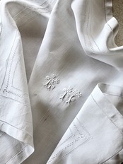 フランス リネン 80c 白の庭園と白薔薇的モノグラムのある刺繍クロス アンティーク