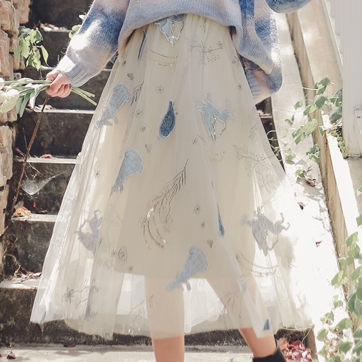 【着用レビュー】スカート レディース チュールスカート ミモレ丈 ロング丈 刺繍 フレア ウエストゴム かわいい 大人可愛い きれいめ 大人 上品 お洒落 レトロ ラフ 送料無料 キュート ガーリー 上品 エレガント フォーマル 抜け感 春 夏 秋 冬 10代 20代 30代 オフィス ビジネス OL 通勤 デート お出かけ 女子会 お泊まり 休日 パーティー イベント 旅行 散歩 ショッピング 着回し 普段使い 韓国 スタイル 楽ちん モテ 体型カバー 神話 動物 妖精 フェアリー おとぎ話