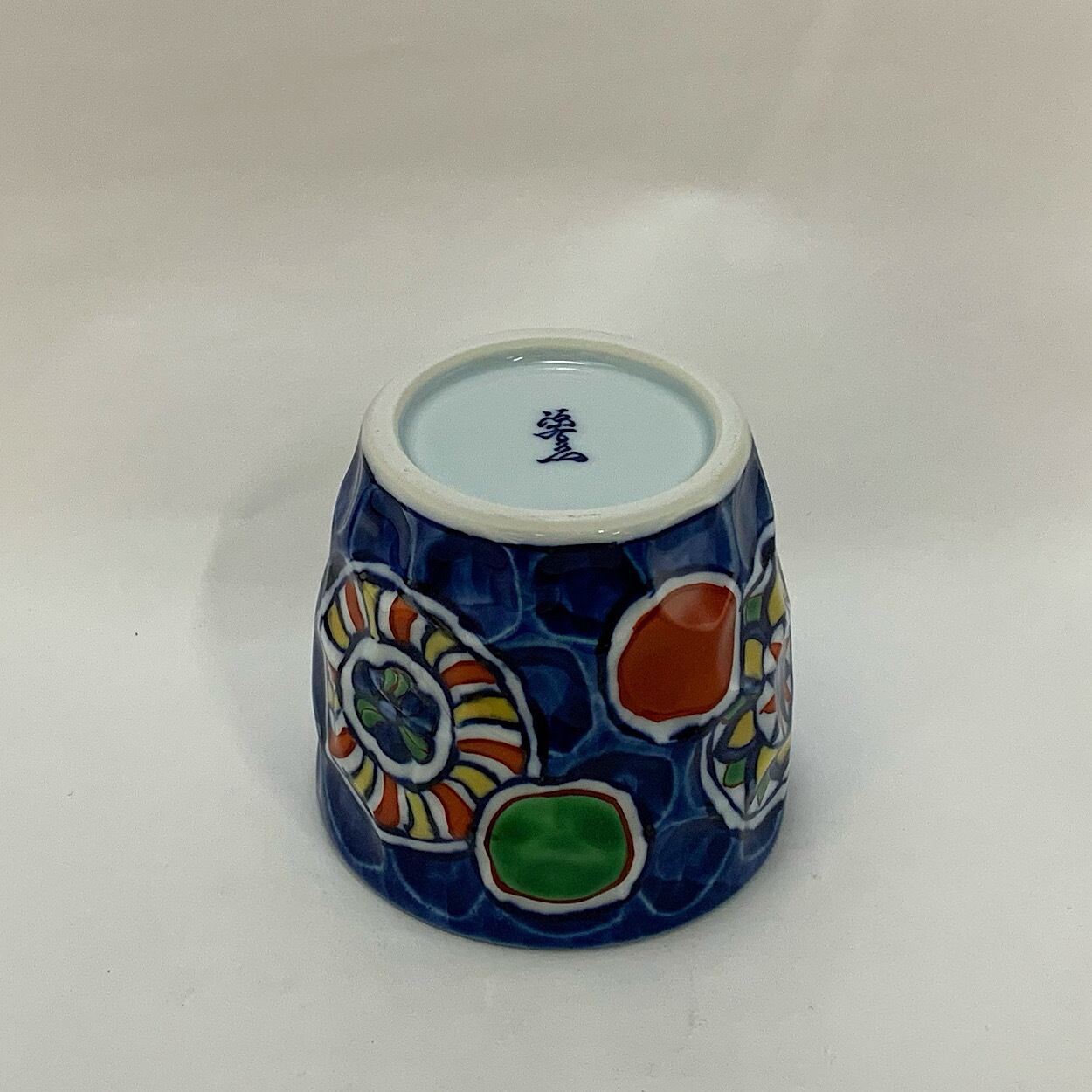 源右衛門窯　染錦唐花濃　高台鉢他、赤絵丸紋割　焼酎杯合計2点 源右衛門窯 焼酎杯 源右衛門窯 染錦唐花濃 高台鉢他、赤絵丸紋