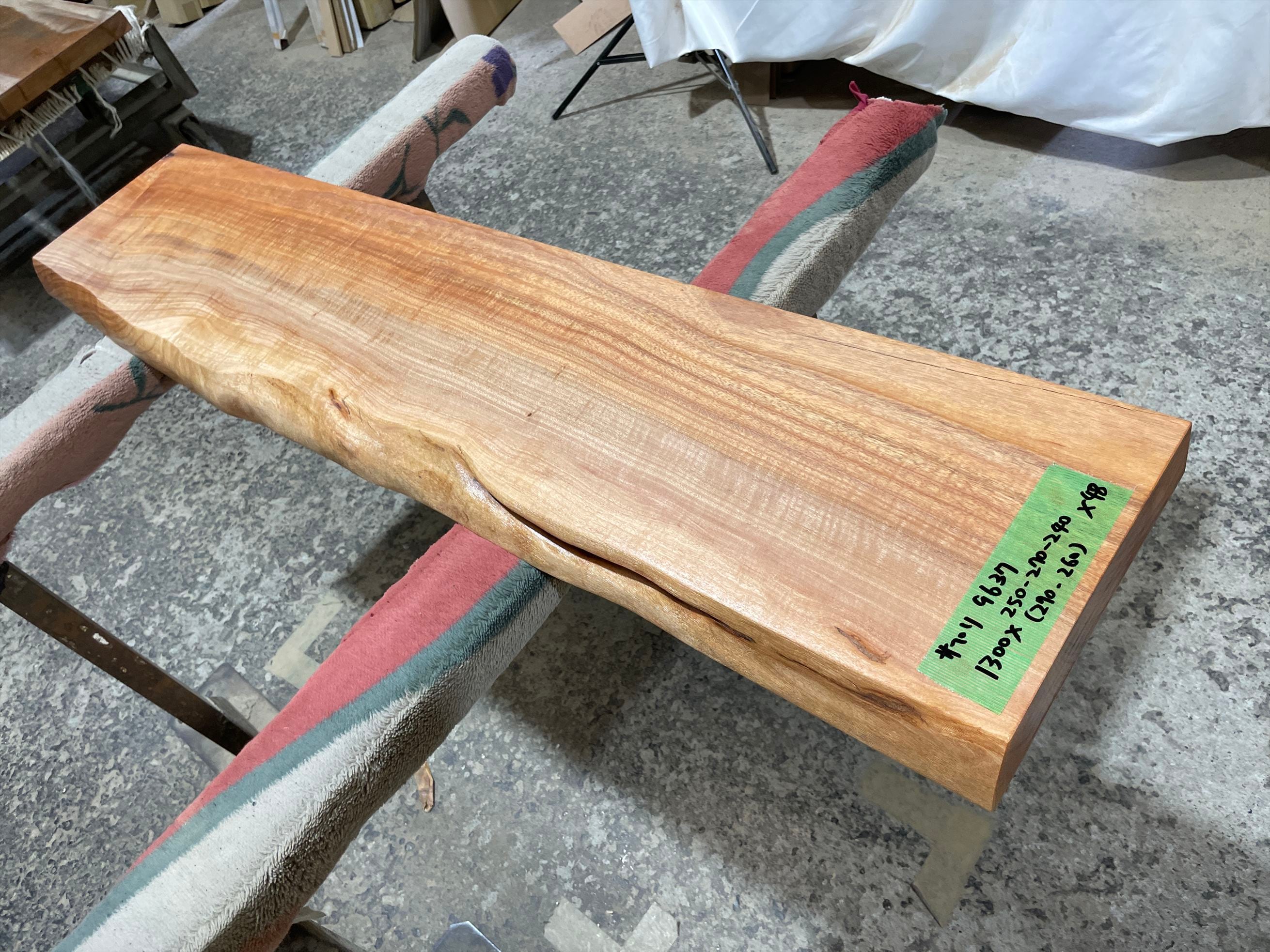 サペリ9637 一枚板無垢 乾燥材 1300x250-270-240x48mm ウレタン塗装 カウンター スツール デスク ローテーブル センターテーブル