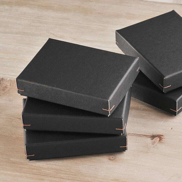 ギフトボックス M 角留め箱（ブラック） 緩衝材付 100×75×22mm