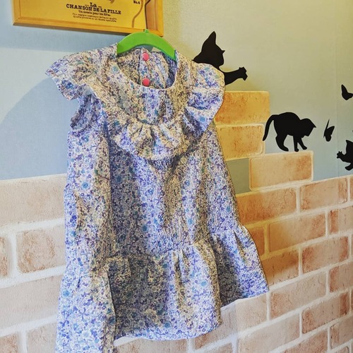 ★baby90サイズ★リップル生地のフリルたっぷりワンピース