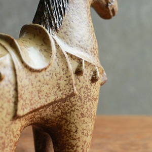 焼色が美しい、味わい深い陶器の馬