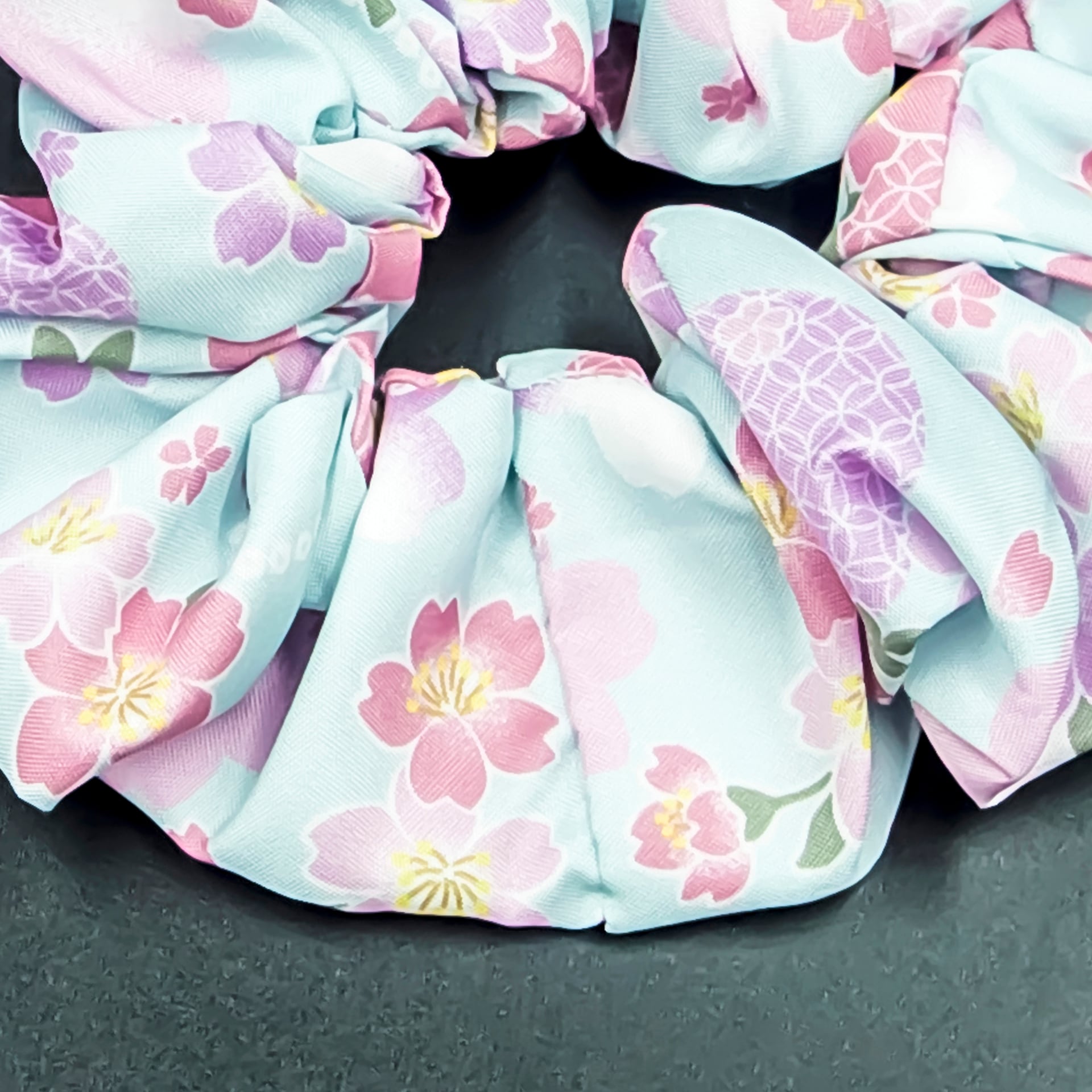 手縫い シュシュ 和柄 桜 水色 ポリエステル ハンドメイド | 京楽-KYORAKU-