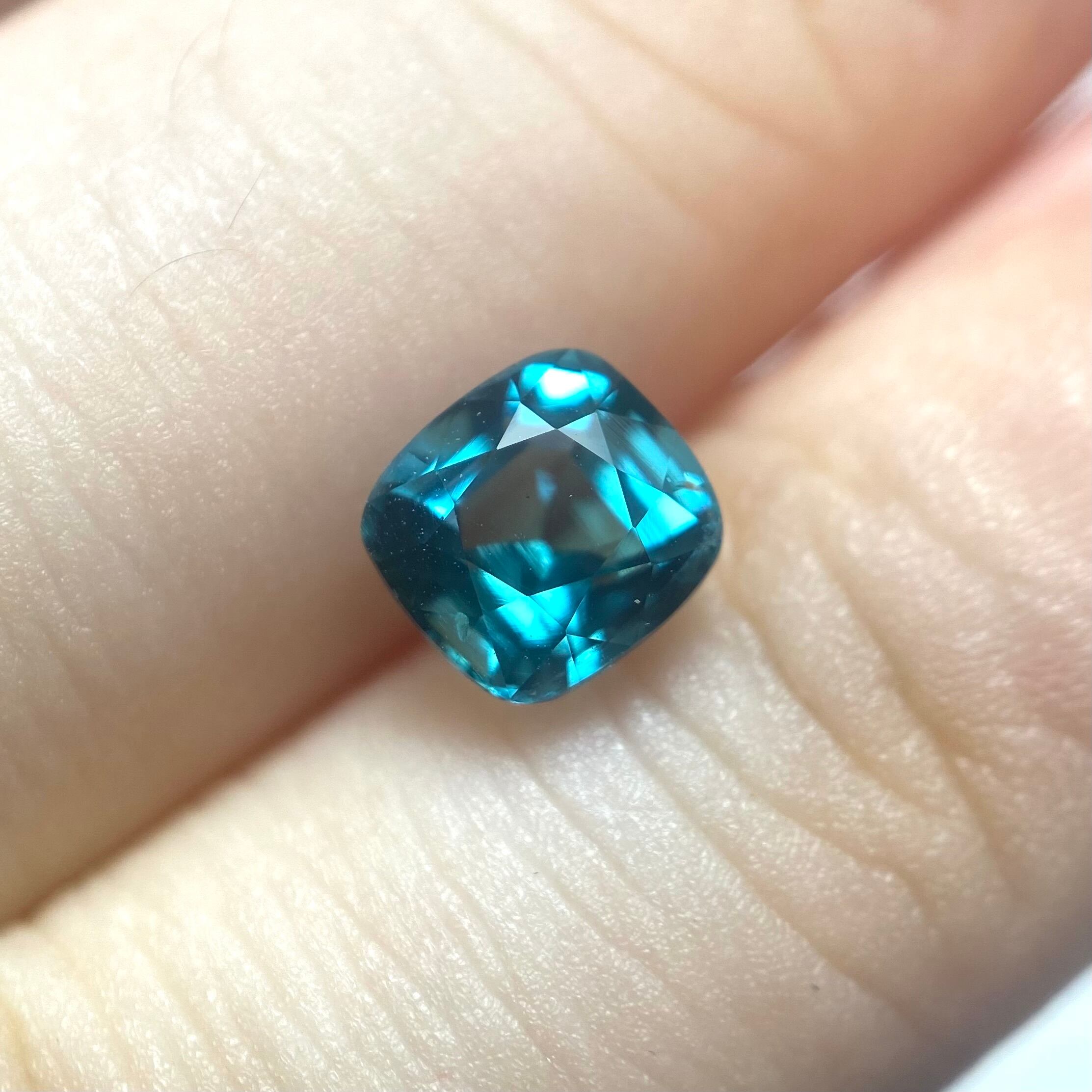 澄んだラグーンカラーのトルマリン